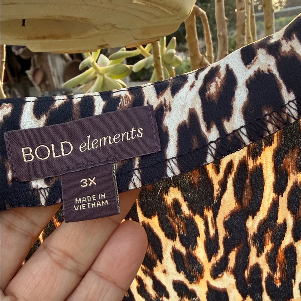 BOLD elements Animal Print Top - Picture 2 of 5